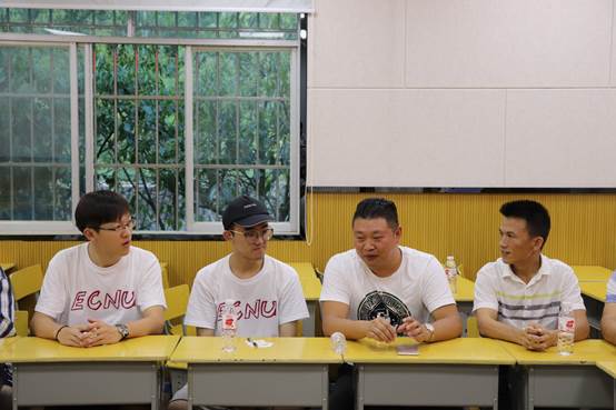 图片包含 人员, 群组, 男士

已生成高可信度的说明